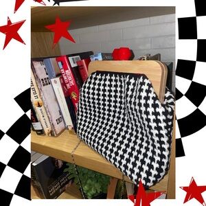 HandmadeBlack & White Houndstooth Clutch with Wood Frame @crochic01